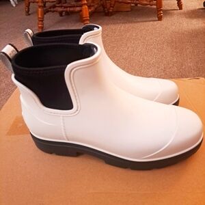 UGGS WHITE DROPLET  ALLWEATHER SHERPA LINED ANKLE BOOTS WHITE & BLACK